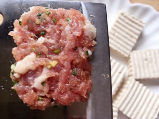 9、吃豆腐~肉末蒸豆腐,用小勺把腌制好的肉馅放在菜刀上,压成豆腐形状。