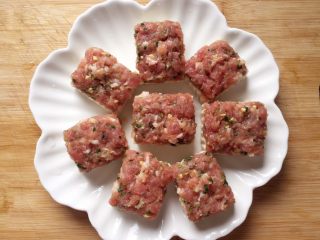 11、吃豆腐~肉末蒸豆腐,所有的豆腐上都铺好肉馅。