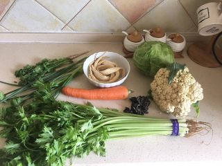 1、夏日减肥食谱之凉拌菜,准备食材，木耳放入水中发泡。