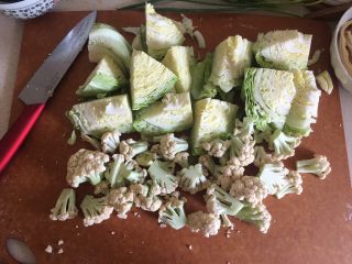 5、夏日减肥食谱之凉拌菜,菜花也切小块洗净