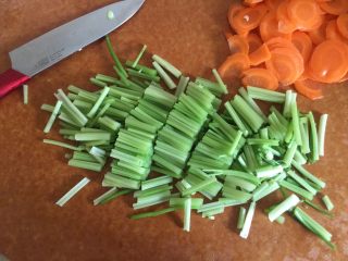 10、夏日减肥食谱之凉拌菜,芹菜洗净切5厘米左右