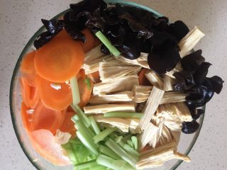 15、夏日减肥食谱之凉拌菜,准备好的食材 把发泡好的木耳也洗净放入