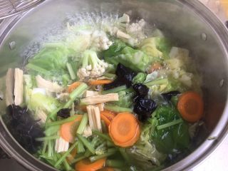 17、夏日减肥食谱之凉拌菜,煮开，直到都煮熟，煮软。