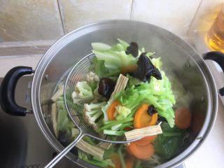 18、夏日减肥食谱之凉拌菜,用笊篱捞出