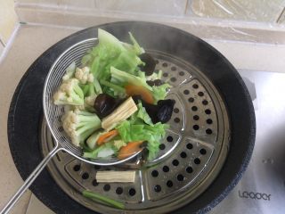 19、夏日减肥食谱之凉拌菜,选择一个炒锅，上面放上蒸锅中的篦子。把菜放在上面，一来是沥水，二来是凉的快。