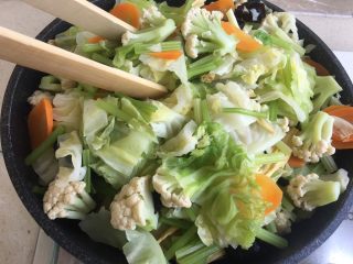 21、夏日减肥食谱之凉拌菜,放凉后用夹子夹一些出来（当天吃的）