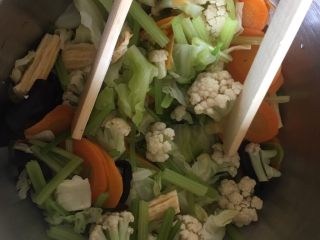 29、夏日减肥食谱之凉拌菜,这是剩下没拌的菜，放盐后装入保鲜袋，放入冰箱，调低温度，最好三天内吃完。