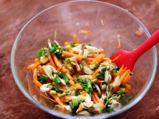 5、槐花胡萝卜鸡蛋饼,用锅铲轻轻搅拌均匀后。