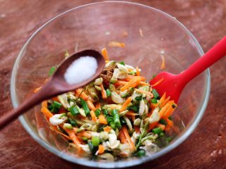 7、槐花胡萝卜鸡蛋饼,再加入适量的盐调味。