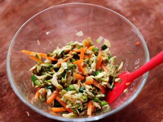 8、槐花胡萝卜鸡蛋饼,用锅铲轻轻搅拌均匀。