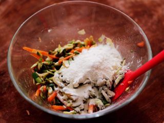 9、槐花胡萝卜鸡蛋饼,这个时候加入适量的面粉。