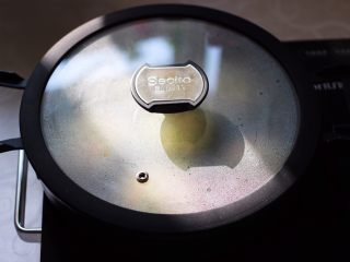 14、槐花胡萝卜鸡蛋饼,盖上锅盖小火慢慢把槐花饼煎制。