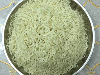 2、美味三色炒面#面条变身计划#,将细面条放入开水中，小煮一会，捞出用冷水冲凉备用。
