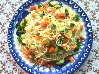 5、美味三色炒面#面条变身计划#,美味可口的三色炒面就完成啦，盛起装盘即可食用。