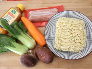 1、快手炒方便面,准备食材。