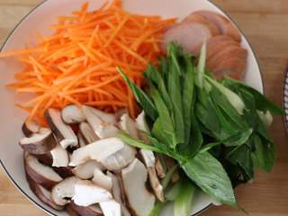 2、快手炒方便面,胡萝卜切丝、香菇切薄片、油菜切段，香肠切片。