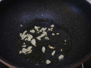 3、快手炒方便面,锅内倒入少许食用油，煸香蒜末。