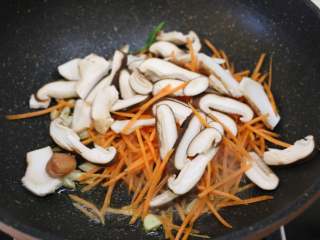 4、快手炒方便面,放入配菜翻炒。