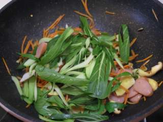 6、快手炒方便面,加入油菜翻炒。