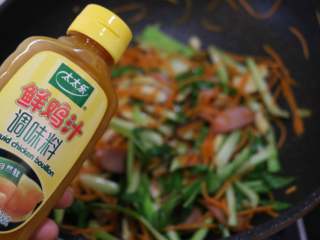 7、快手炒方便面,菜中加入一勺太太乐鲜鸡汁，味道更鲜美。