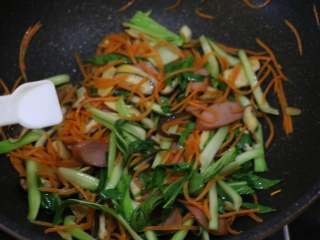 8、快手炒方便面,少许盐调味。