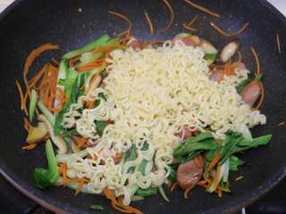 9、快手炒方便面,加入煮好的方便面翻炒。