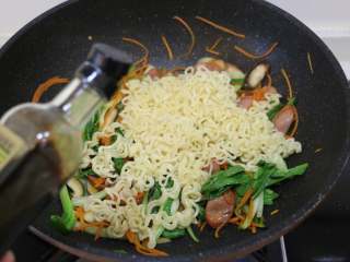 10、快手炒方便面,加入一勺生抽。