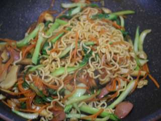 11、快手炒方便面,出锅前淋入2勺醋，翻炒均匀即可出锅。