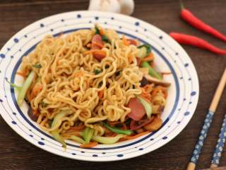 12、快手炒方便面,非常好吃。