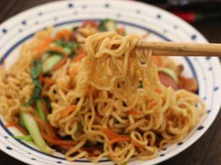 13、快手炒方便面,味道鲜美，劲道爽滑。