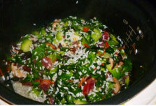 6、懒人的福音~~~腊肠焖饭 ,将超好的菜料全部倒入电饭锅内，与淘洗好的米粒翻拌均匀即可开启煮饭键。