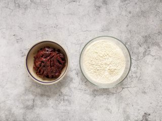 1、烫面豆沙饼,准备好所需食材