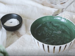 1、陕西油泼面,将食用碱和盐放入碗中加温水搅匀