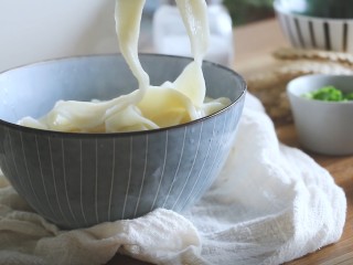 10、陕西油泼面,面煮熟后放入碗中