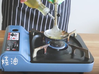 12、陕西油泼面,烧一勺油