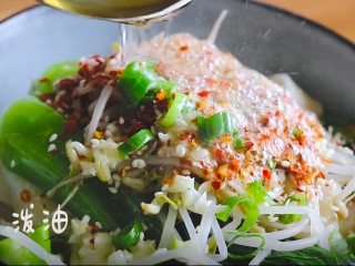 13、陕西油泼面,然后均匀的破在配菜上即可