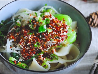 14、陕西油泼面,油亮亮，香喷喷的油泼面就可以吃了，一般是一碗不够的