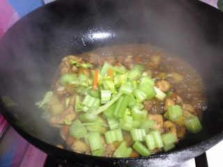 12、鸡丁炒土豆,看到汤汁变的微稠时倒入芹菜丁煮开即可出锅