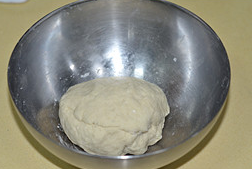 2、韭菜盒子,加入凉水揉合成团,盖保鲜膜醒30分钟.