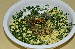 6、韭菜盒子,将鸡蛋放入盆中,加生抽,老抽,盐,五香粉,芝麻油调好拌匀成馅料.