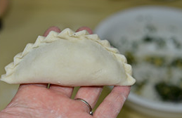 9、韭菜盒子,从一端起折叠按压出花边.