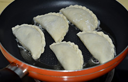 11、韭菜盒子,平底锅热油,将韭菜盒子摆入锅中,开小火慢慢煎.