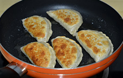 12、韭菜盒子,一直用小火,煎至二面金黄就可以出锅了.