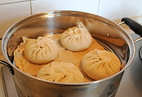 19、杏鲍菇猪肉包子,锅内放冷水，将包子均匀的放在笼屉内（留一定的空间防止粘连）。大火烧开转中火20分钟即可关火。关火后先不要掀锅盖呢，让包子虚蒸5分钟后再出锅。