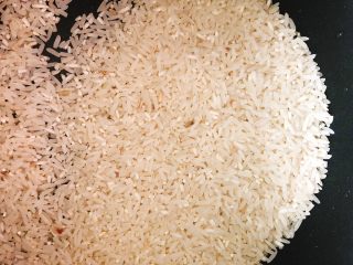 1、蛋包虾仁炒饭-宴请菜之主食,取300克大米。