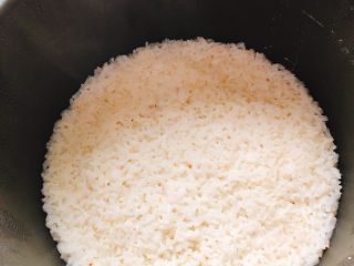 3、蛋包虾仁炒饭-宴请菜之主食,饭蒸好备用。