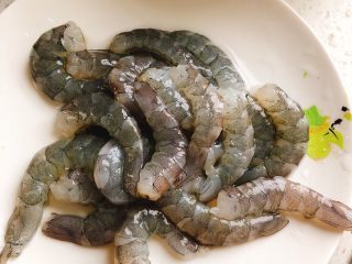 4、蛋包虾仁炒饭-宴请菜之主食,买来明虾，剥出虾仁。（活虾放冰箱冰冻一晚更容易剥皮）