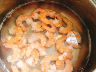 5、蛋包虾仁炒饭-宴请菜之主食,锅里水烧开，放入虾仁焯2分钟后捞起备用。