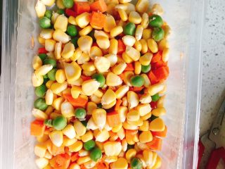 6、蛋包虾仁炒饭-宴请菜之主食,买来玉米什锦豆，清洗干净。