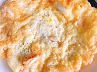 12、蛋包虾仁炒饭-宴请菜之主食,煎好的蛋装盘备用。（我做的是两个人的量，煎了2块蛋饼）